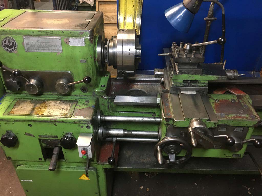 Фото токарно-гвинторізного верстата TUE-40 Фото токарно-гвинторізного верстата TUE-40